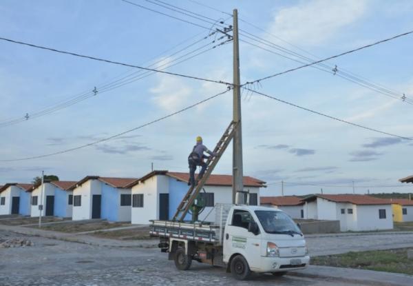 Prefeitura inicia instalação da rede elétrica no residencial Alto da Cruz