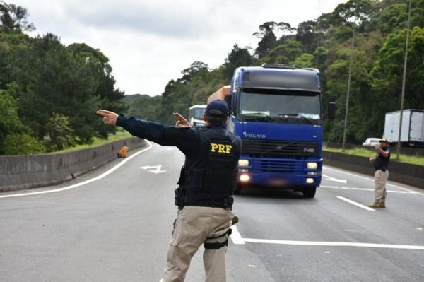 PRF aplica mais de R$ 136 mil em multas por excesso de peso em veículos no Piauí