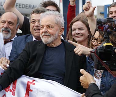 Em 1º discurso, Lula ataca "lado podre" da justiça, do MP e agradece militantes