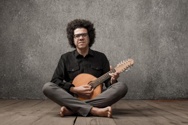 Hamilton de Holanda faz a marcha Boas festas cair no suingue de big band