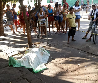 Mulher é espancada pelo ex-companheiro e morre após cair e bater a cabeça
