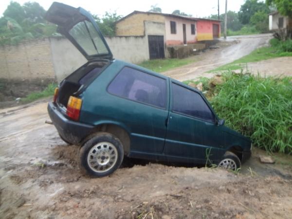 Motorista embriagado sofre amn&eacute;sia alco&oacute;lica e esquece carro pr&oacute;ximo a riacho.(Imagem:FlorianoNews)
