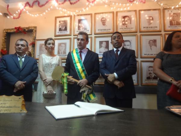 Gilberto J&uacute;nior tomou posse da prefeitura de Floriano.(Imagem:FlorianoNews)
