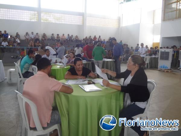 Famílias contempladas no programa ''Minha Casa Minha Vida'' assinam contratos