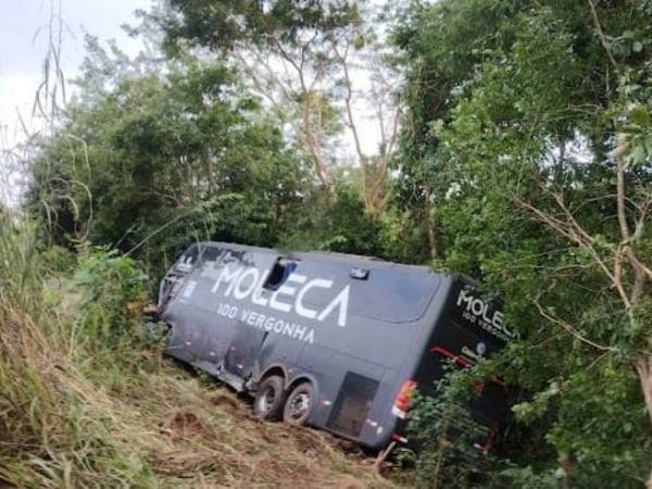 PI: Colisão entre ônibus da Moleca 100 Vergonha e ambulância deixa um morto