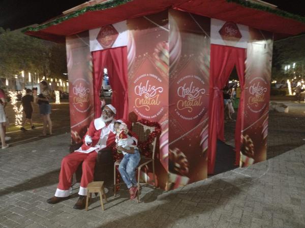 Floriano d&aacute; in&iacute;cio &agrave;s celebra&ccedil;&otilde;es natalinas com o acender das luzes na Pra&ccedil;a Dr. Sebasti&atilde;o Martins(Imagem:FlorianoNews)