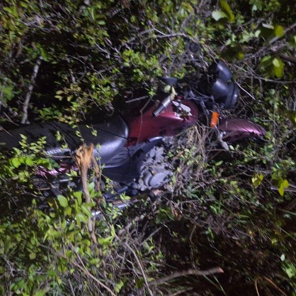 Pol&iacute;cia Militar recupera motocicleta furtada em &aacute;rea de matagal em Floriano.(Imagem:Divulga&ccedil;&atilde;o/PM)