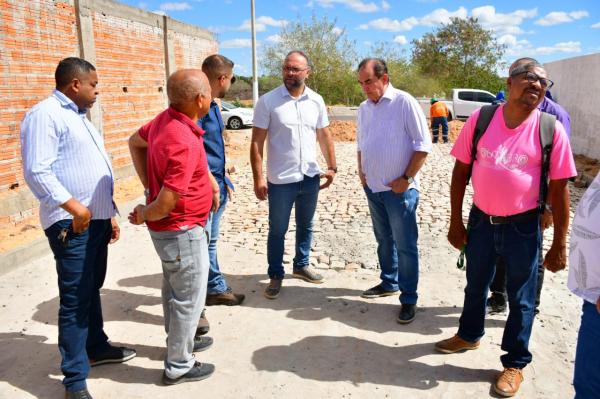 Vereadores de Floriano acompanham visita a obras em andamento na cidade.(Imagem:CMF)