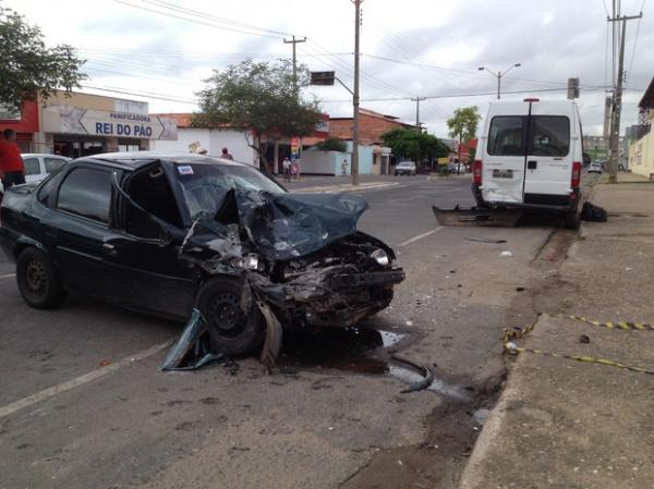 Jovem fica desacordado ao bater veículo em van estacionada