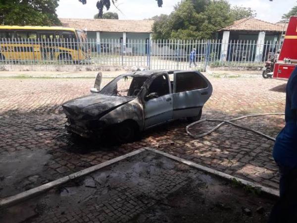 Carro fica totalmente destru&iacute;do ap&oacute;s pegar fogo em frente &agrave; Prefeitura de Floriano.(Imagem:Reprodu&ccedil;&atilde;o/Whats App)