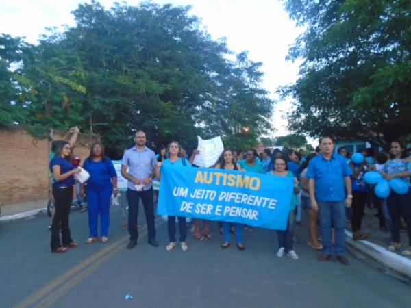 Educa&ccedil;&atilde;o promove caminhada e chama aten&ccedil;&atilde;o para o autismo em Floriano.(Imagem:FlorianoNews)