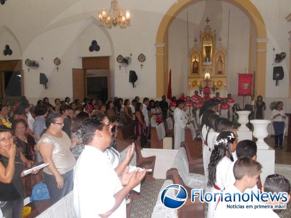 Crian&ccedil;as e jovens receberam a Primeira Eucaristia em Floriano.(Imagem:FlorianoNews)