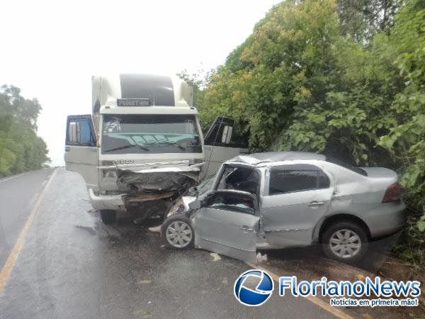 Casal e filha morrem em colis&atilde;o entre carro e caminh&atilde;o em Floriano.(Imagem:FlorianoNews)