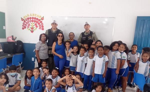 Pol&iacute;cia Militar realiza visita &agrave;s escolas municipais de Floriano.(Imagem:Reprodu&ccedil;&atilde;o/Instagram )
