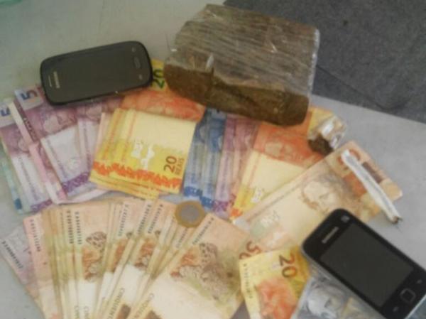PM surpreende traficantes e estoura ponto de venda de drogas na capital