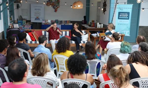 Poesia na infância alimenta sensibilidade, diz escritor