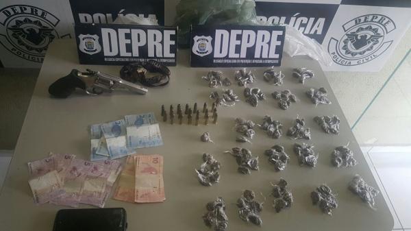 Polícia fecha "boca de fumo", aprende droga e prende dois