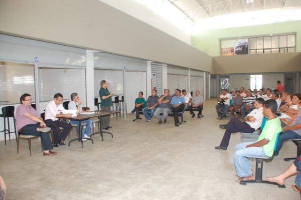 Prefeitura de Floriano entrega chaves de boxes da rodoviária aos comerciantes