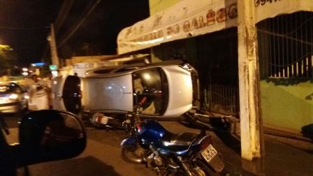 Carro de passeio colide com moto e tomba em Floriano