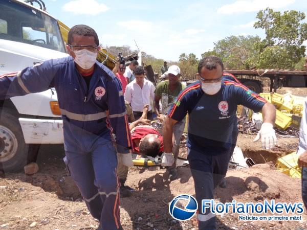 Caminh&atilde;o tomba e motorista morre em acidente na PI 140.(Imagem:FlorianoNews)