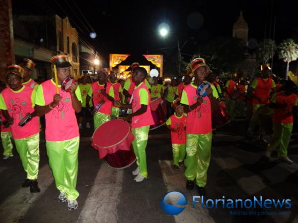 Cores, brilhos e samba no p&eacute; marcaram os desfiles das escolas de samba. (Imagem:FlorianoNews)