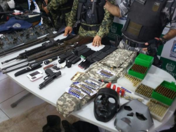Armas apreendidas em Teresina utilizadas em assalto a banco no Piau&iacute;.(Imagem: Ellyo Teixeira / G1)