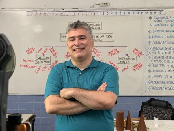 O professor de matem&aacute;tica Luiz Felipe Lins, 48 anos, escolhido como ?Educador do Ano? pelos jurados do pr&ecirc;mio Educador Nota 10 de 2020. (Imagem: Nidiacris Ribeiro/ Trupe Filmes)