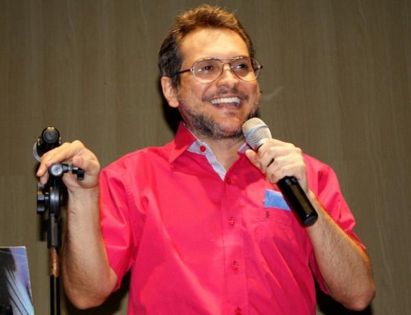 Humorista João Cláudio Moreno visita Pedro Borges no hospital