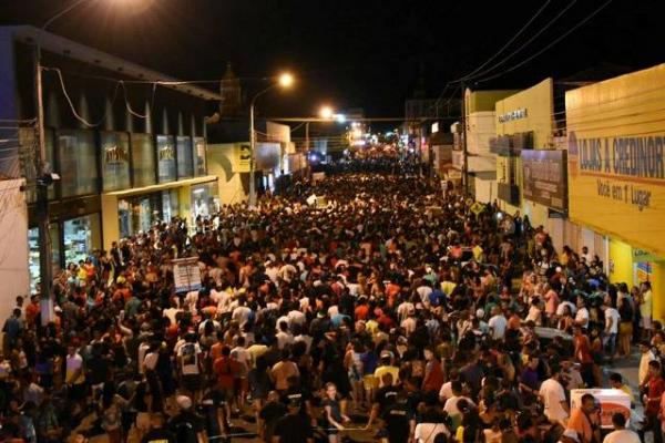 Arrast&atilde;o que comemora os 120 anos de Floriano leva centenas de foli&otilde;es &agrave;s ruas.(Imagem:SECOM)