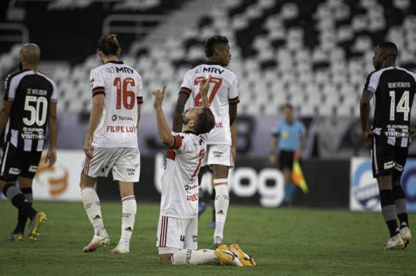 Flamengo vence com gol de Éverton Ribeiro e afunda o Botafogo