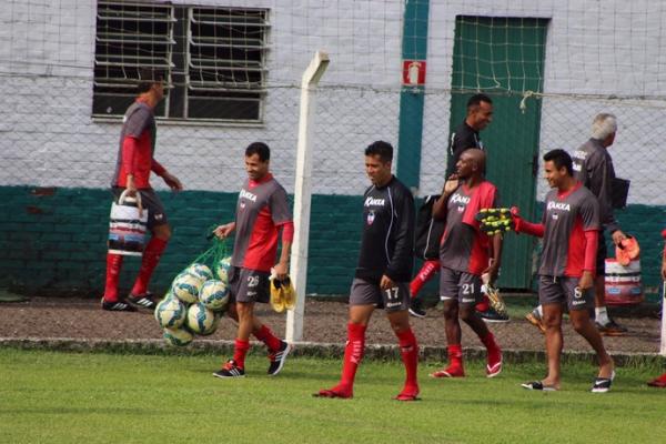 Em 1º treino no Sul, Flávio prioriza bolas paradas no quintal inimigo