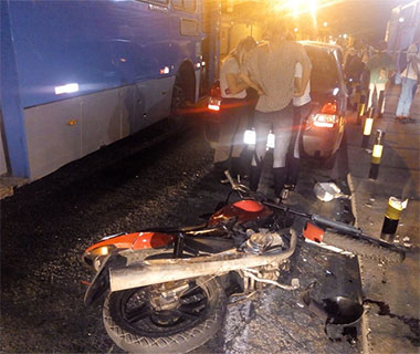Suspeito de assalto morre ao colidir com ônibus no Centro de Teresina