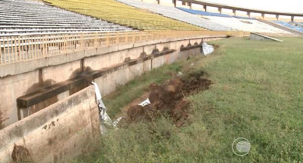 Parte do fosso foi derrubado e come&ccedil;a a destruir gramado lateral do est&aacute;dio.(Imagem:TV Clube)
