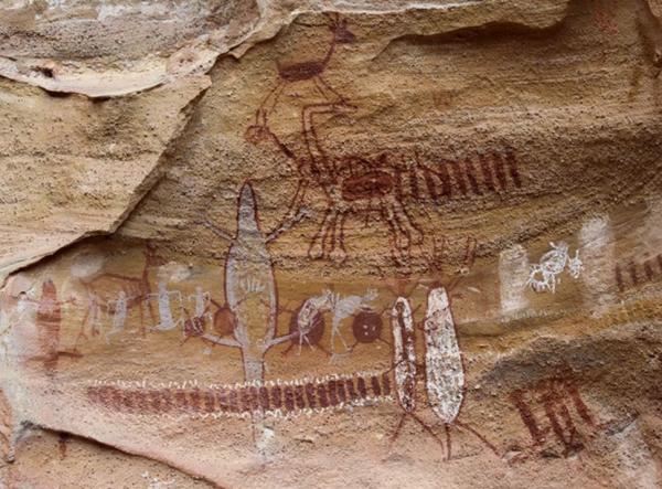  Pinturas rupestres na caverna da Serra da Capivara remonstam cenas de ca&ccedil;a dos mais antigos de habitantes.(Imagem:Pedro Santiago/G1 )