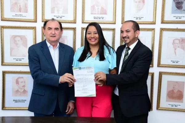 Prefeito Antônio Reis nomeia e dá posse aos aprovados do concurso público municipal
