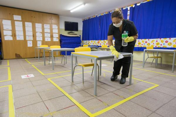 Ao menos 3 estados já preveem vacinar professores entre abril e fim de maio