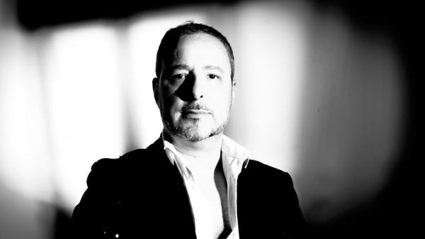 Fábio Jorge canta em português no tempo de Guilherme Arantes, João Donato e Reginaldo Bessa