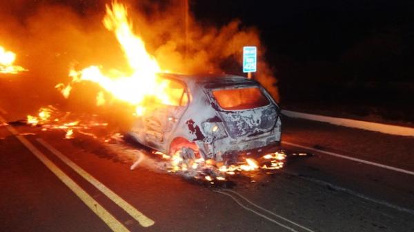 Homem morre carbonizado dentro do carro ap&oacute;s colidir em caminh&atilde;o.(Imagem:Portal Grande Picos)