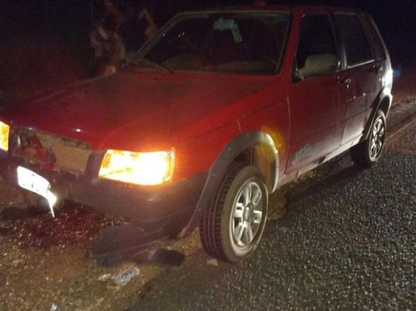 Moto que levava três pessoas bate em carro e dois morrem na PI-130