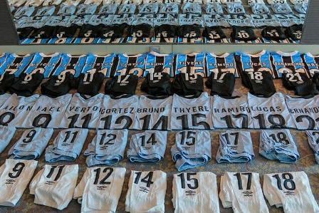 Grêmio recebe placa comemorativa e tem uniformes definidos para Mundial de Clubes