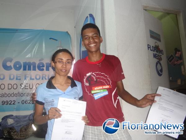 Eliz&acirc;ngela Arrais (Redatora do Portal FlorianoNews) e Renato Santana (Ganhador da Promo&ccedil;&atilde;o)(Imagem:FlorianoNews)