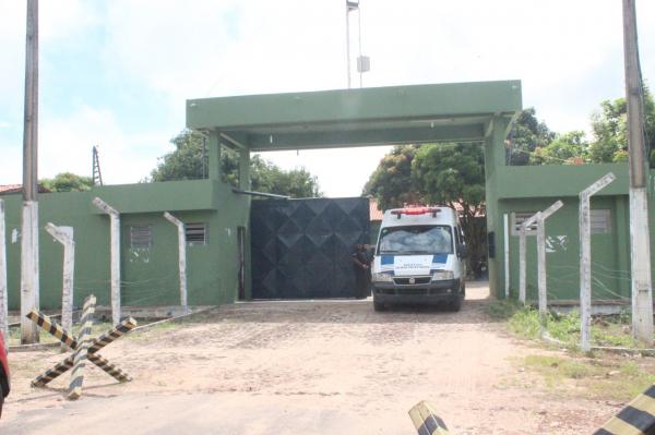 Casal é preso tentando jogar drogas e celulares por muro de presídio em Teresina