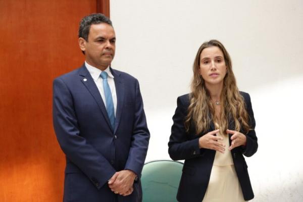 Deputado Gil Carlos e Daniele Aita no lan&ccedil;amento da carteira digital do Iaspi.(Imagem:R&eacute;gis Falc&atilde;o)