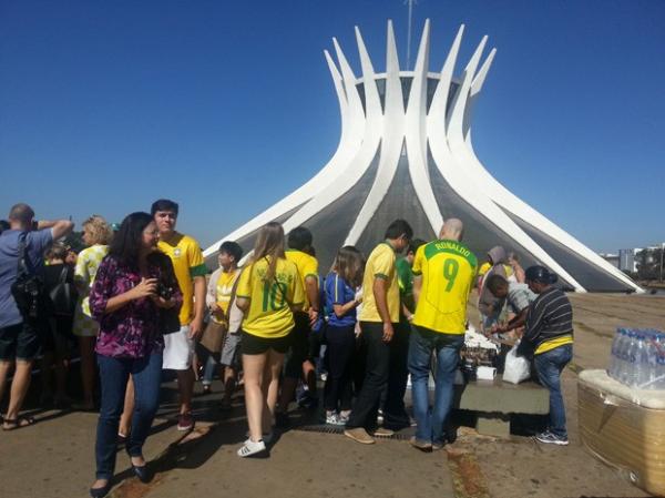 Turistas brasileiros e estrangeiros visitaram a Catedral neste s&aacute;bado.(Imagem:Raquel Morais / G1)
