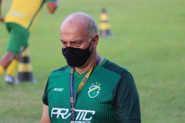  Carlos Rabelo, t&eacute;cnico do Altos.(Imagem:Arthur Ribeiro )