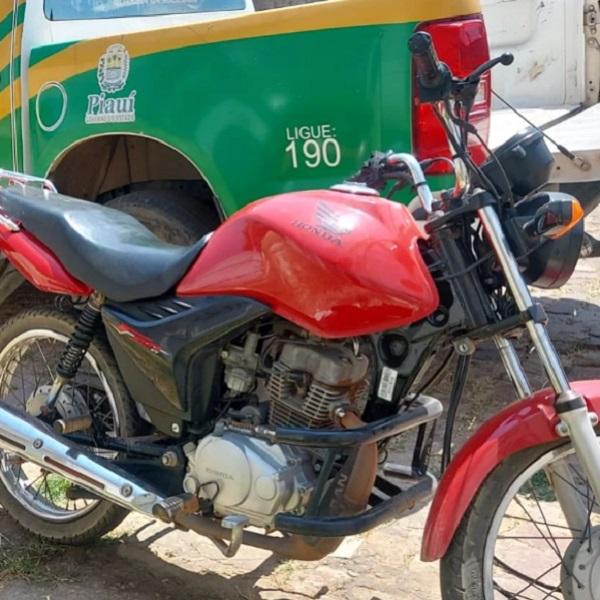 Polícia Militar de Floriano recupera motocicleta furtada em ação no bairro Pau Ferrado
