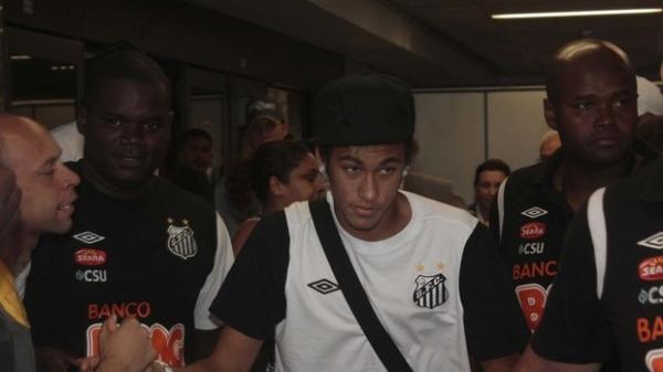 Neymar desembarca em Cumbica, acompanhado por seguran&ccedil;as.(Imagem: Futura Press)