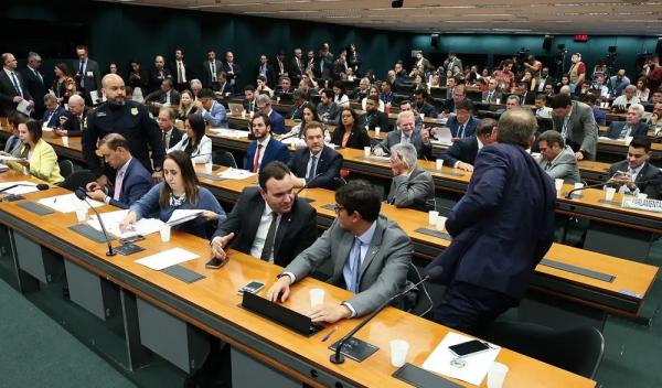 Comissão do Congresso aprova relatório do orçamento de 2024