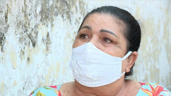 L&uacute;cia Mendes, m&atilde;e do garoto Elber.(Imagem:Reprodu&ccedil;&atilde;o/TV Clube)