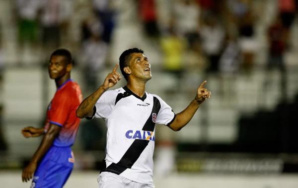 Lateral espera receber do Vasco mais de R$ 1 milhão em dívidas para poder encerrar carreira
